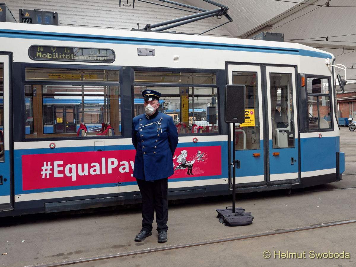 Startsignal für die Aktions-Tram zum Equal Pay Day 2022