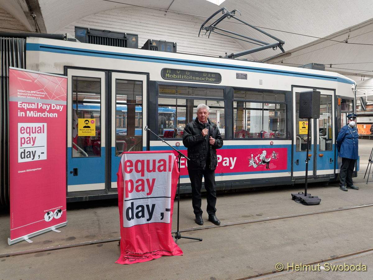 Startsignal für die Aktions-Tram zum Equal Pay Day 2022