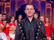 Circus Krone 2025 Weltpremiere von „Farbenspiel – Gold Edition“ im modernen Mega-Zelt