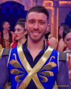 Circus Krone 2025 Weltpremiere von „Farbenspiel – Gold Edition“ im modernen Mega-Zelt