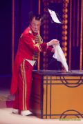 Circus Krone 2025 Weltpremiere von „Farbenspiel – Gold Edition“ im modernen Mega-Zelt