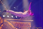 Circus Krone 2025 Weltpremiere von „Farbenspiel – Gold Edition“ im modernen Mega-Zelt