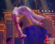 Circus Krone 2025 Weltpremiere von „Farbenspiel – Gold Edition“ im modernen Mega-Zelt