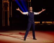 Circus Krone 2025 Weltpremiere von „Farbenspiel – Gold Edition“ im modernen Mega-Zelt