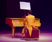 Circus Krone 2025 Weltpremiere von „Farbenspiel – Gold Edition“ im modernen Mega-Zelt