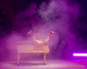 Circus Krone 2025 Weltpremiere von „Farbenspiel – Gold Edition“ im modernen Mega-Zelt