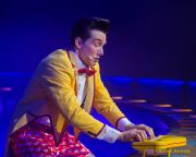 Circus Krone 2025 Weltpremiere von „Farbenspiel – Gold Edition“ im modernen Mega-Zelt