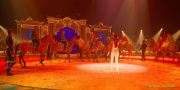 Circus Krone 2025 Weltpremiere von „Farbenspiel – Gold Edition“ im modernen Mega-Zelt