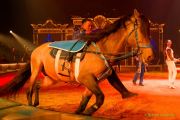 Circus Krone 2025 Weltpremiere von „Farbenspiel – Gold Edition“ im modernen Mega-Zelt