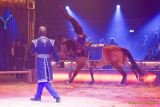 Circus Krone 2025 Weltpremiere von „Farbenspiel – Gold Edition“ im modernen Mega-Zelt