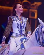 Circus Krone 2025 Weltpremiere von „Farbenspiel – Gold Edition“ im modernen Mega-Zelt