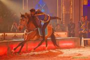 Circus Krone 2025 Weltpremiere von „Farbenspiel – Gold Edition“ im modernen Mega-Zelt