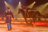 Circus Krone 2025 Weltpremiere von „Farbenspiel – Gold Edition“ im modernen Mega-Zelt