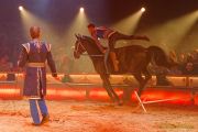 Circus Krone 2025 Weltpremiere von „Farbenspiel – Gold Edition“ im modernen Mega-Zelt