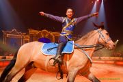 Circus Krone 2025 Weltpremiere von „Farbenspiel – Gold Edition“ im modernen Mega-Zelt