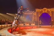 Circus Krone 2025 Weltpremiere von „Farbenspiel – Gold Edition“ im modernen Mega-Zelt