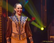 Circus Krone 2025 Weltpremiere von „Farbenspiel – Gold Edition“ im modernen Mega-Zelt