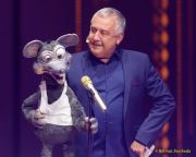 Circus Krone 2025 Weltpremiere von „Farbenspiel – Gold Edition“ im modernen Mega-Zelt