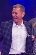 Circus Krone 2025 Weltpremiere von „Farbenspiel – Gold Edition“ im modernen Mega-Zelt