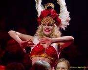 Circus Krone 2025 Weltpremiere von „Farbenspiel – Gold Edition“ im modernen Mega-Zelt