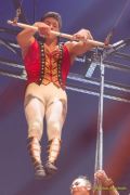Circus Krone 2025 Weltpremiere von „Farbenspiel – Gold Edition“ im modernen Mega-Zelt