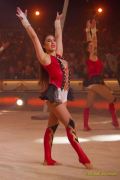 Circus Krone 2025 Weltpremiere von „Farbenspiel – Gold Edition“ im modernen Mega-Zelt