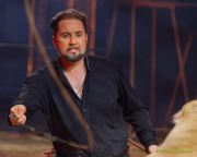 Circus Krone 2025 Weltpremiere von „Farbenspiel – Gold Edition“ im modernen Mega-Zelt