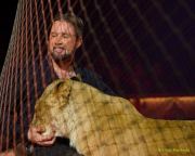 Circus Krone 2025 Weltpremiere von „Farbenspiel – Gold Edition“ im modernen Mega-Zelt