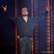 Circus Krone 2025 Weltpremiere von „Farbenspiel – Gold Edition“ im modernen Mega-Zelt