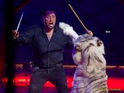 Circus Krone 2025 Weltpremiere von „Farbenspiel – Gold Edition“ im modernen Mega-Zelt