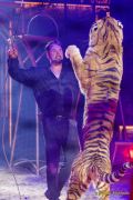 Circus Krone 2025 Weltpremiere von „Farbenspiel – Gold Edition“ im modernen Mega-Zelt
