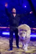 Circus Krone 2025 Weltpremiere von „Farbenspiel – Gold Edition“ im modernen Mega-Zelt
