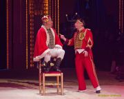 Circus Krone 2025 Weltpremiere von „Farbenspiel – Gold Edition“ im modernen Mega-Zelt