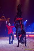 Circus Krone 2025 Weltpremiere von „Farbenspiel – Gold Edition“ im modernen Mega-Zelt