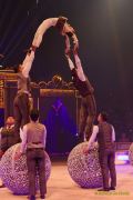 Circus Krone 2025 Weltpremiere von „Farbenspiel – Gold Edition“ im modernen Mega-Zelt