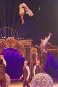 Circus Krone 2025 Weltpremiere von „Farbenspiel – Gold Edition“ im modernen Mega-Zelt