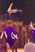 Circus Krone 2025 Weltpremiere von „Farbenspiel – Gold Edition“ im modernen Mega-Zelt