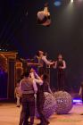 Circus Krone 2025 Weltpremiere von „Farbenspiel – Gold Edition“ im modernen Mega-Zelt