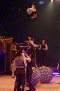 Circus Krone 2025 Weltpremiere von „Farbenspiel – Gold Edition“ im modernen Mega-Zelt