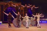 Circus Krone 2025 Weltpremiere von „Farbenspiel – Gold Edition“ im modernen Mega-Zelt