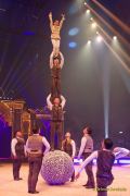 Circus Krone 2025 Weltpremiere von „Farbenspiel – Gold Edition“ im modernen Mega-Zelt
