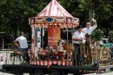 d200709-120722-600-100-hilfe_fuer_marktkaufleute_und_schausteller-fahrzeugkorso