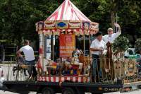 d200709-120722-600-100-hilfe_fuer_marktkaufleute_und_schausteller-fahrzeugkorso