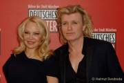 d180303-122929-850-100-pamela_anderson-hans_klok-pt