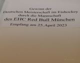 Im Rahmen eines Empfangs bei OB Dieter Reiter nach dem Gewinn der Deutschen Meisterschaft trägt sich die Mannschaft des EHC Red Bull München in das Große Gästebuch der Stadt München ein.