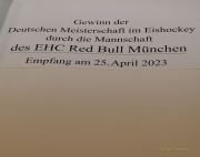 Im Rahmen eines Empfangs bei OB Dieter Reiter nach dem Gewinn der Deutschen Meisterschaft trägt sich die Mannschaft des EHC Red Bull München in das Große Gästebuch der Stadt München ein.