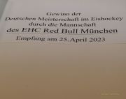 Im Rahmen eines Empfangs bei OB Dieter Reiter nach dem Gewinn der Deutschen Meisterschaft trägt sich die Mannschaft des EHC Red Bull München in das Große Gästebuch der Stadt München ein.