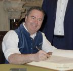 Im Rahmen eines Empfangs bei OB Dieter Reiter nach dem Gewinn der Deutschen Meisterschaft trägt sich die Mannschaft des EHC Red Bull München in das Große Gästebuch der Stadt München ein.