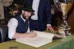 Im Rahmen eines Empfangs bei OB Dieter Reiter nach dem Gewinn der Deutschen Meisterschaft trägt sich die Mannschaft des EHC Red Bull München in das Große Gästebuch der Stadt München ein.