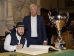 Im Rahmen eines Empfangs bei OB Dieter Reiter nach dem Gewinn der Deutschen Meisterschaft trägt sich die Mannschaft des EHC Red Bull München in das Große Gästebuch der Stadt München ein. Im Rahmen eines Empfangs bei OB Dieter Reiter nach dem Gewinn der Deutschen Meisterschaft trägt sich die Mannschaft des EHC Red Bull München in das Große Gästebuch der Stadt München ein.